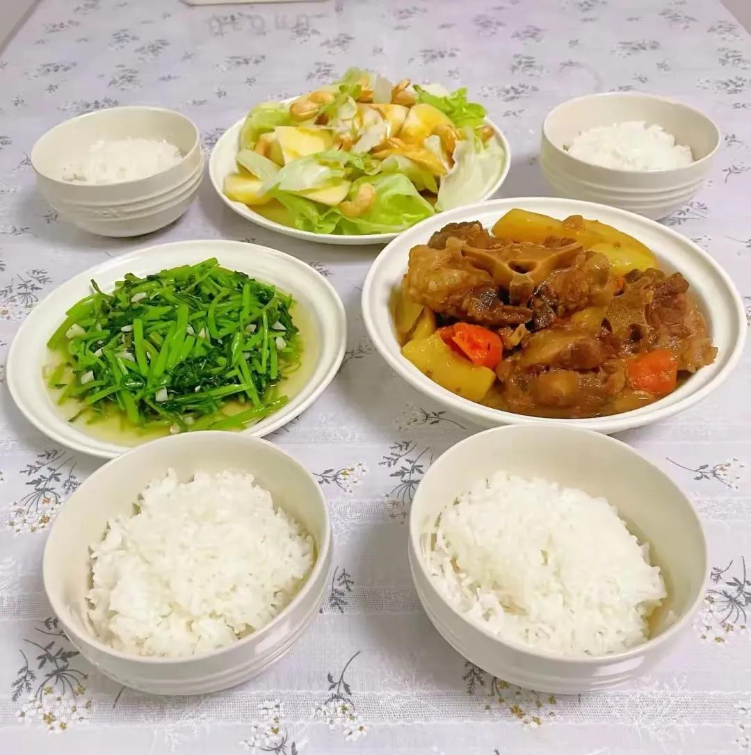 38岁高挑美女月入近万，择偶条件引热议！我的朋友，一位38岁的单身女性，