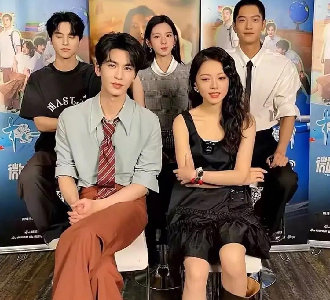 张凌赫长得这么帅，为什么和女演员没有CP感。二搭赵今麦出演《琥珀樱桃》本以为这