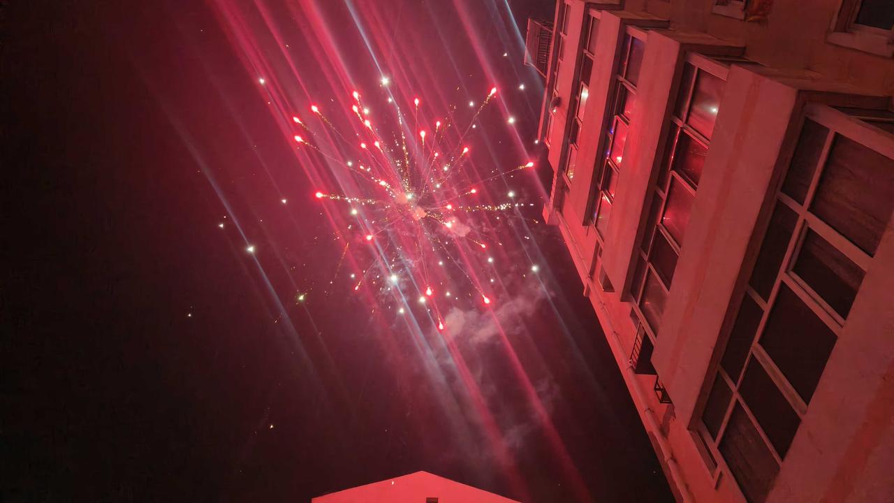 银鞍铁骨试锋芒，芯火通明照四方。调得乾坤通百脉，绝尘千里亦铿锵。