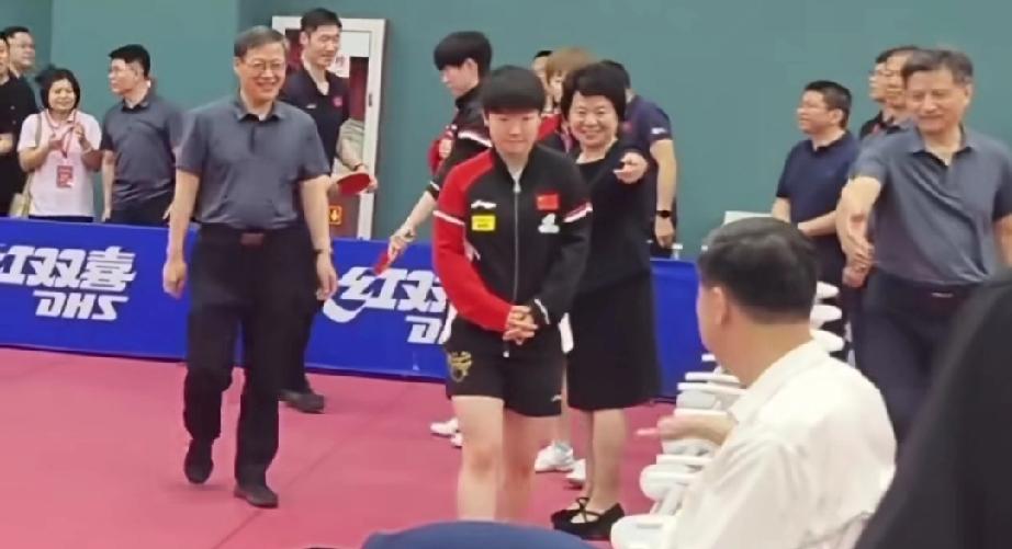 体育局领导见到莎莎笑的合不拢嘴。连招几次手，让莎莎坐中间。现场气氛很热烈