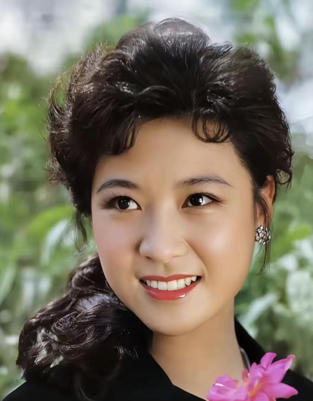 年轻时她脸蛋圆乎乎的，大眼睛，双眼皮，鼻梁高挺，五官精致，轮廓流畅，这头型时尚洋