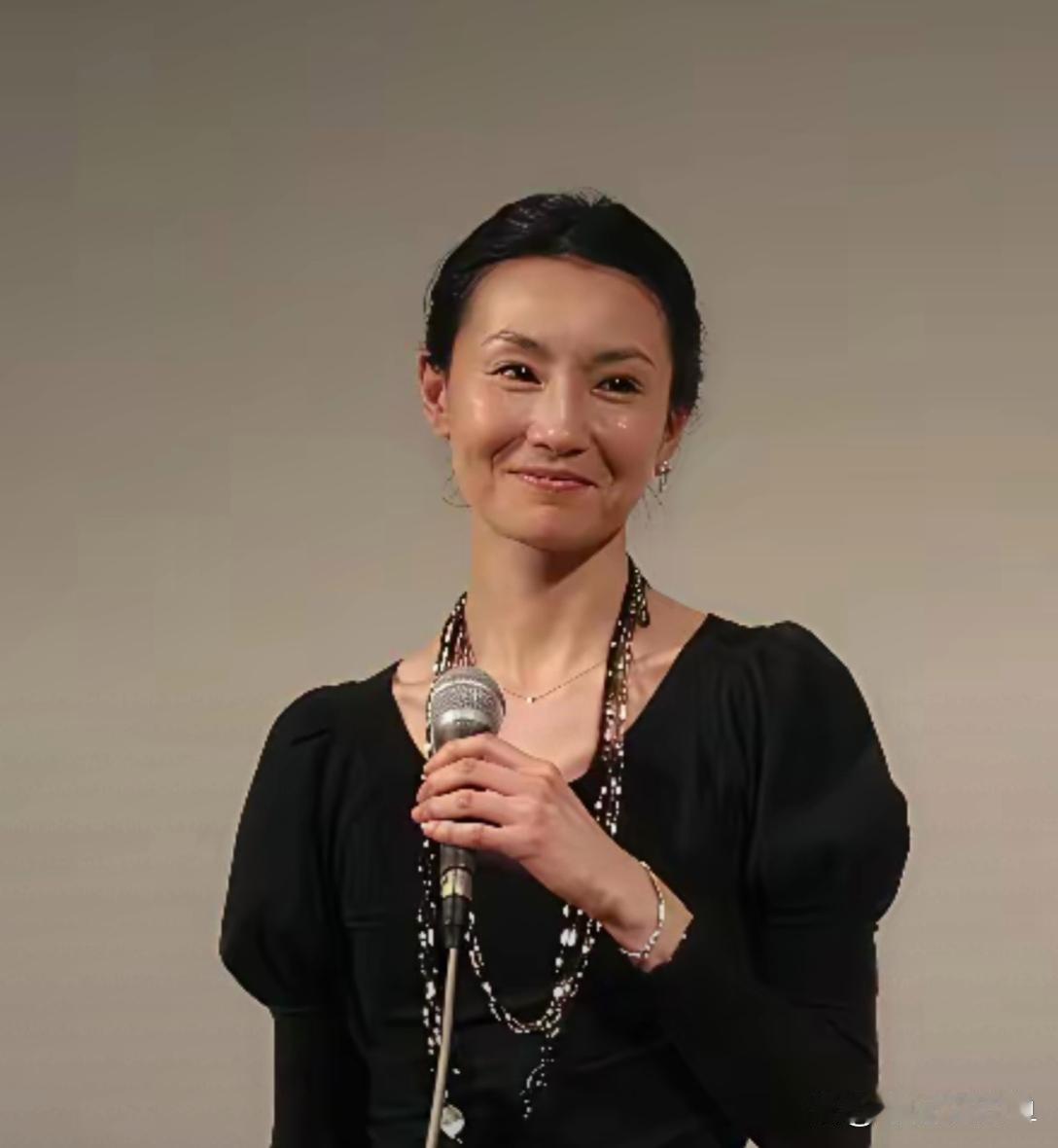 61岁张曼玉还那么年轻漂亮。