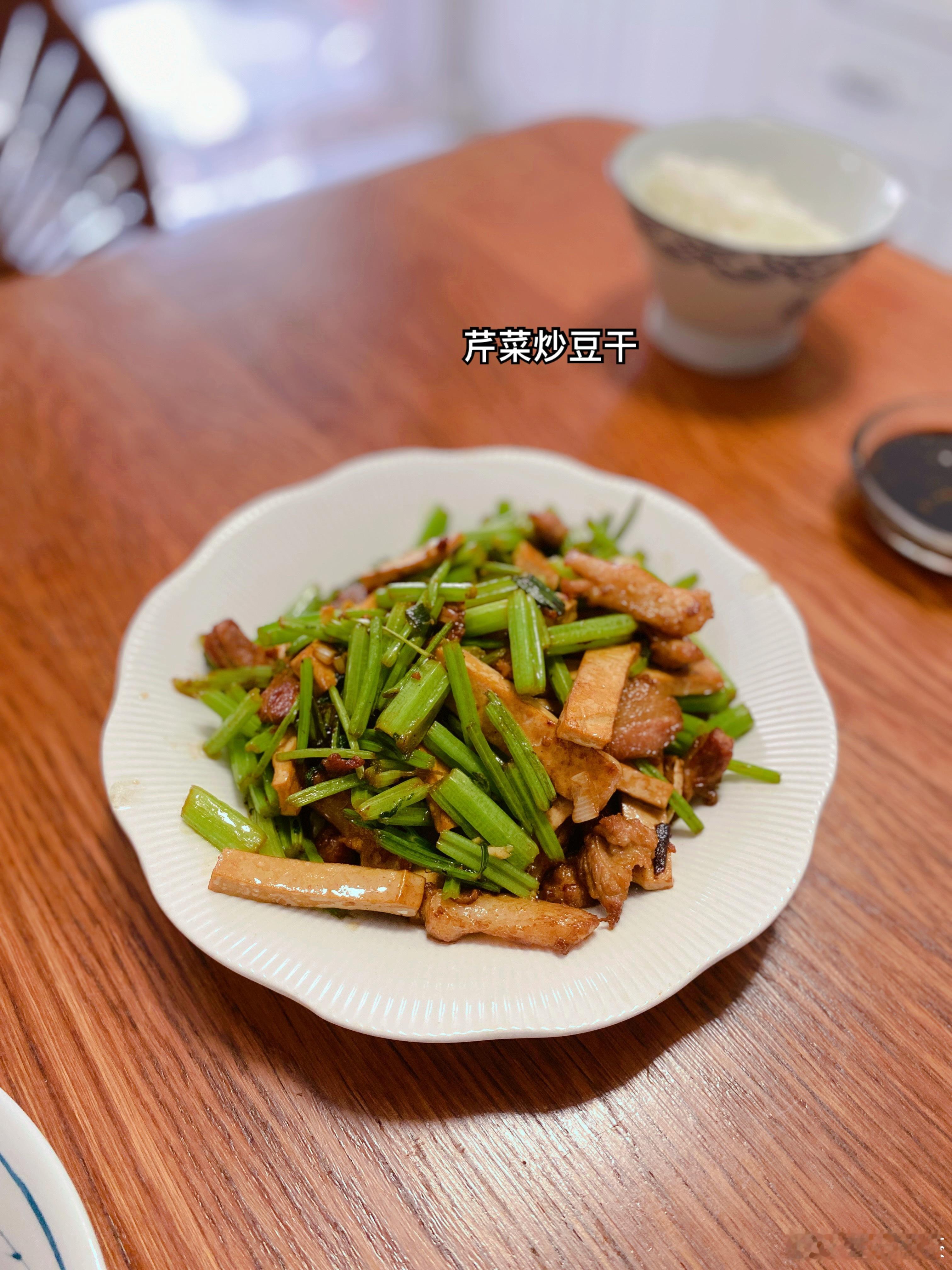 急匆匆赶回家，给高中生准备午餐四口人终于可以一起吃个团圆饭。简简单单又一餐今日午