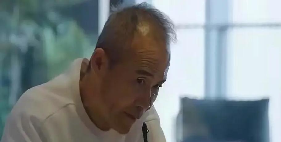 王石在访谈里叹气，说最累的是每晚等田朴珺回家。 熬夜对于70多岁的王石那说无