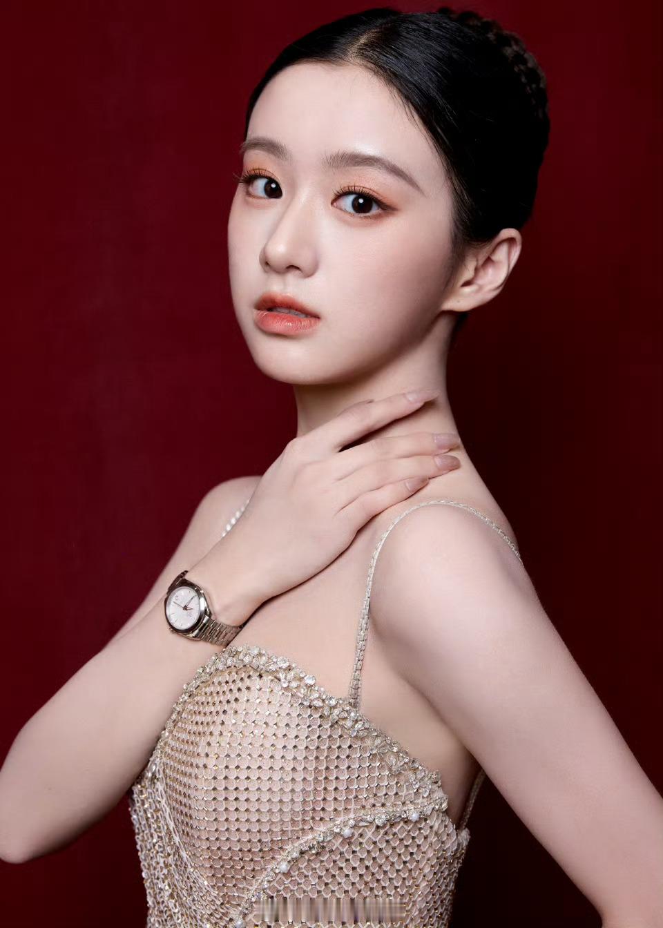 包上恩这组图好不一样，没有了少女的俏皮多了妩媚​​​
