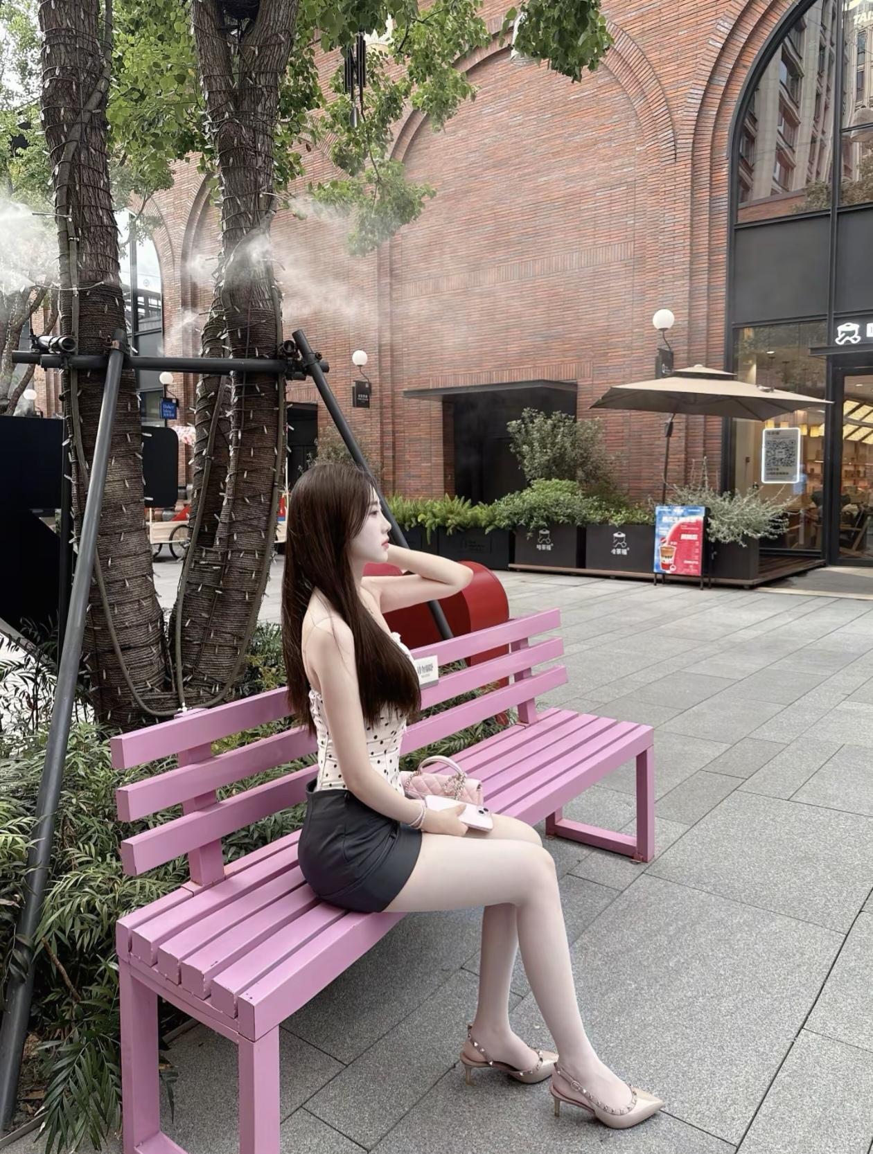 冬日暖阳下，温柔毛衣与毛绒靴的完美搭配，享受一杯暖茶带来的宁静时光。🍂☕️🌞