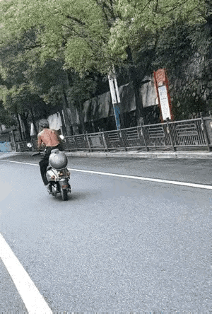 大爷年轻的时候绝对身边小姐姐环绕。