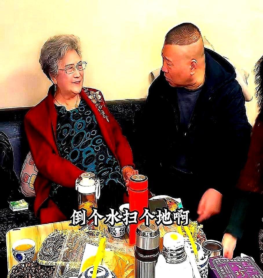 “霄字科，一个不留，全部回炉。”郭德纲话音落地，秦霄贤成了第一个被“开刀”的