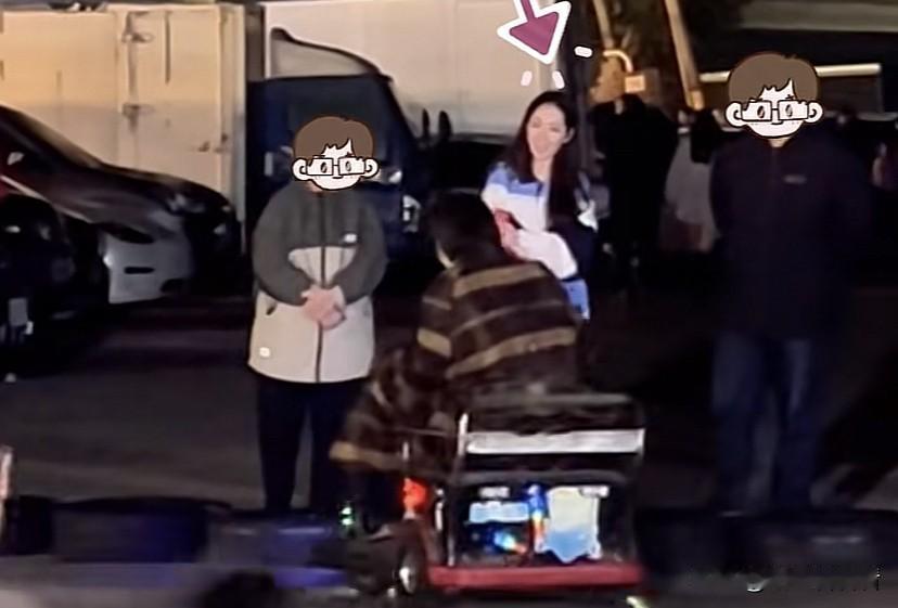 向佐一家台湾团聚，向佐一人抱俩娃，郭碧婷在一旁观看，温柔的笑。向佐儿子留长发