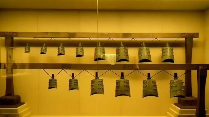 1990年，马承源在香港的一家古玩店里闲逛，却看到角落里有一套青铜编钟。旁人都道