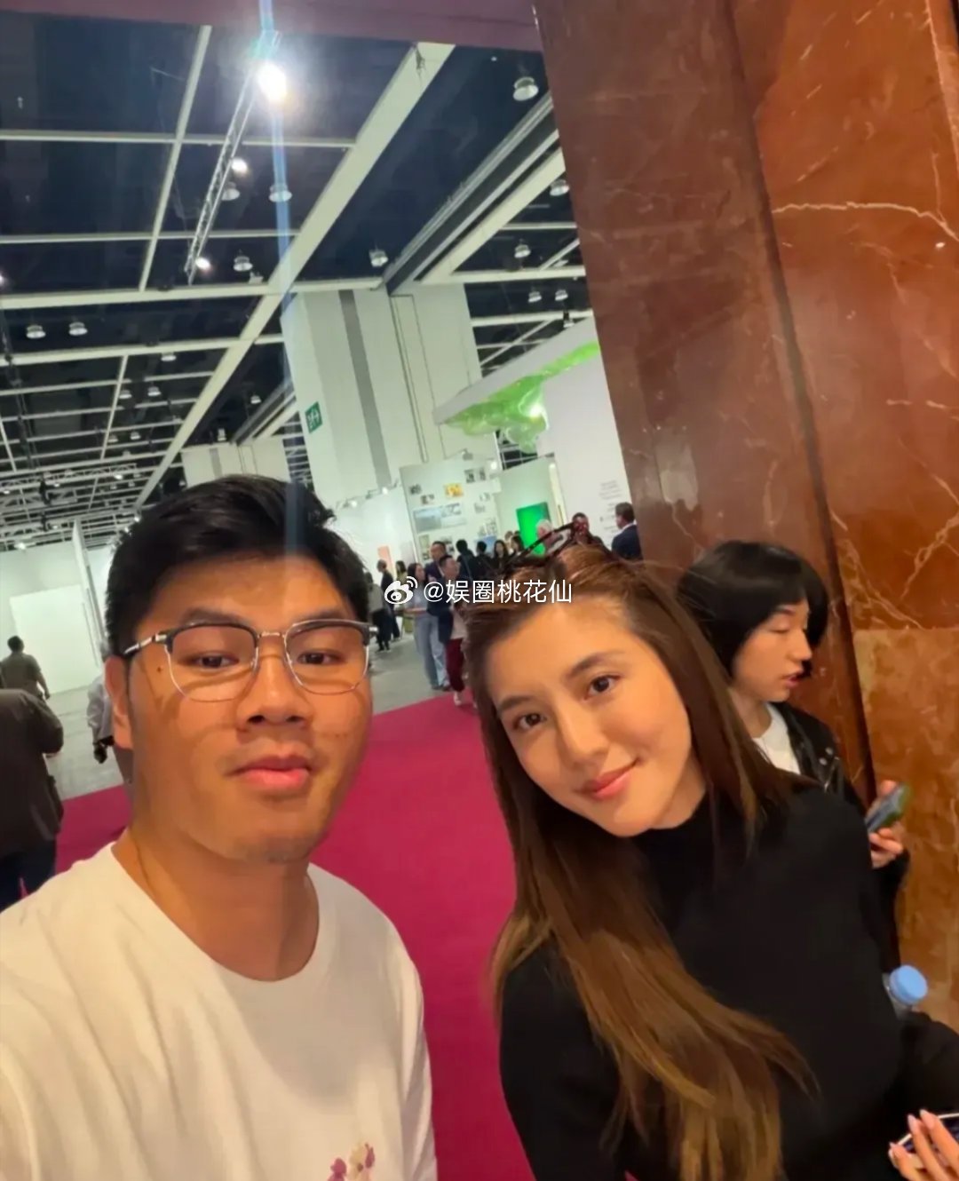 吴千语现身巴塞尔艺术展真人比电视上好看，气质拉满，不怪得被称为“香港最后一位港风