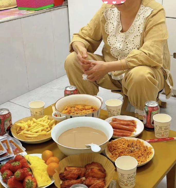 这就是我今年的年夜饭：没有大鱼大肉的繁琐，没有推杯换盏的应酬。一盘炸鸡，两碗拌面