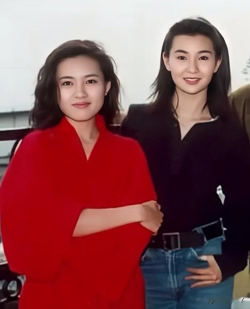 上世纪九十年代初，一代女神李丽珍与张曼玉年轻时的留影旧照，那时候的颜值就是这么扛
