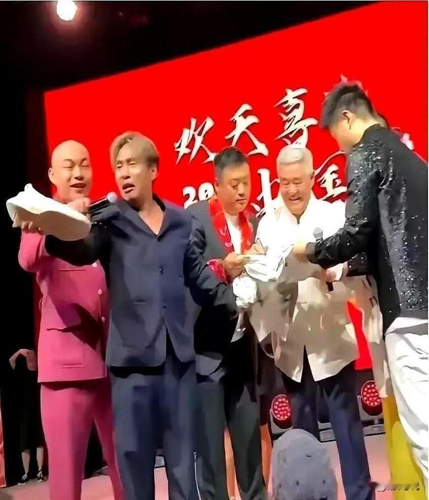 赵本山带徒弟新加坡巡演又出高光时刻！宋小宝正表演到一半，突然被观众甩上台的4