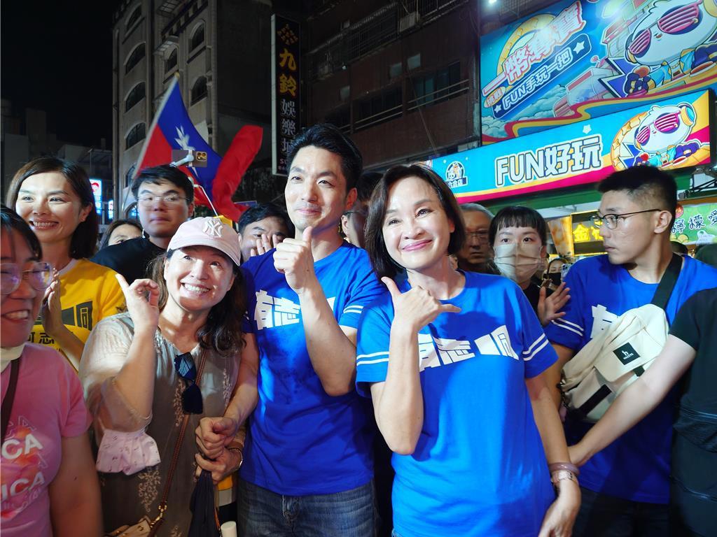 蒋万安伴柯志恩六合夜市扫街支持者挤爆高喊当选高雄市长参选人柯志恩今（19）日