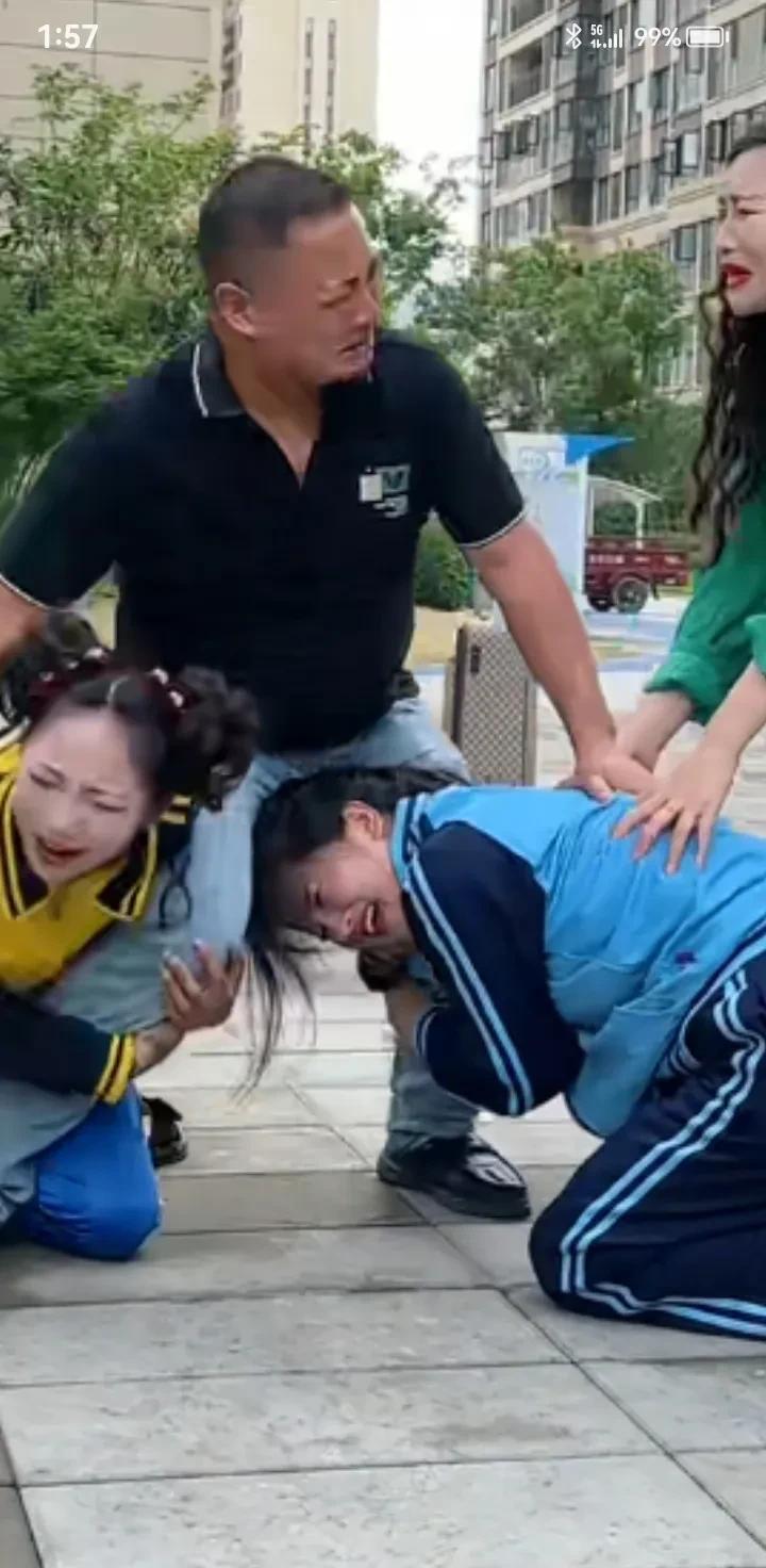 心酸，双胞胎女儿放假后，爸妈离婚，俩女儿躺在地上哭着闹着撒泼打滚，求爸爸不要离婚