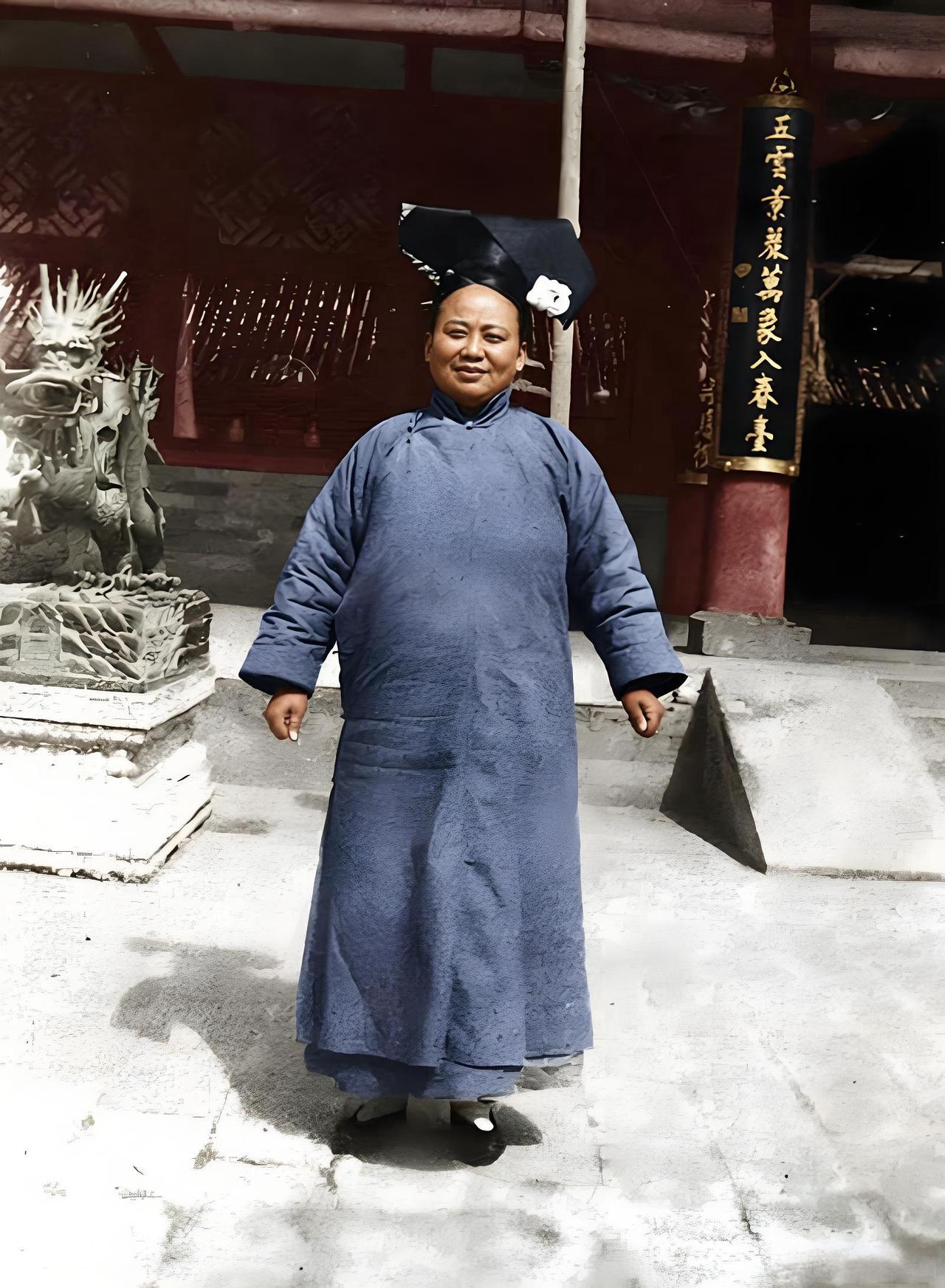 这张照片定格了‌清代储秀宫内宫女‌，宫女身着‌蓝色长袍‌，搭配传统头饰，是清代宫