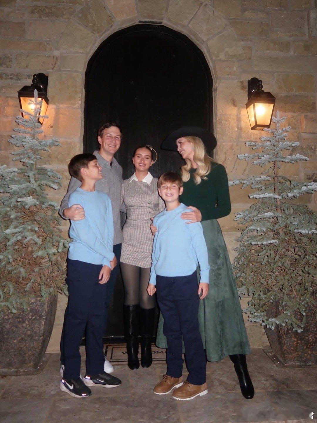 伊万卡一家的圣诞，衣服好平民