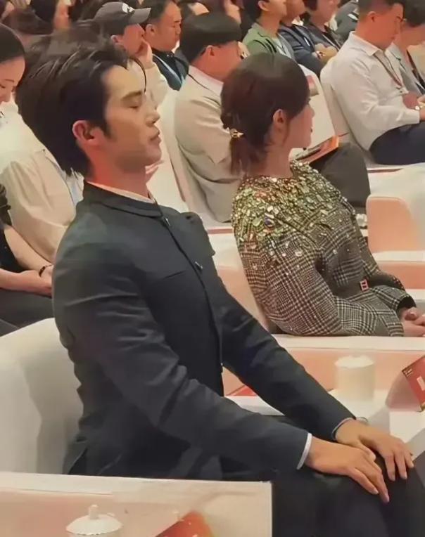 如果不是军人，又不是在某种特定的场合，