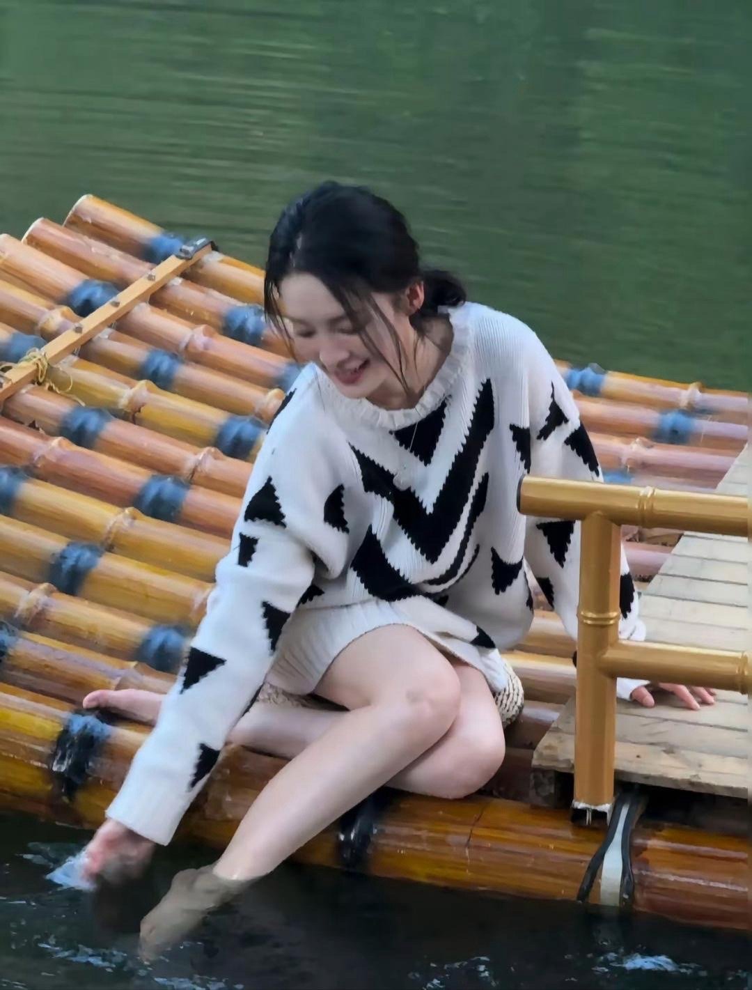 李沁的裸足线条干净纤细，自带一种清冷又温柔的氛围感，气质太绝了。