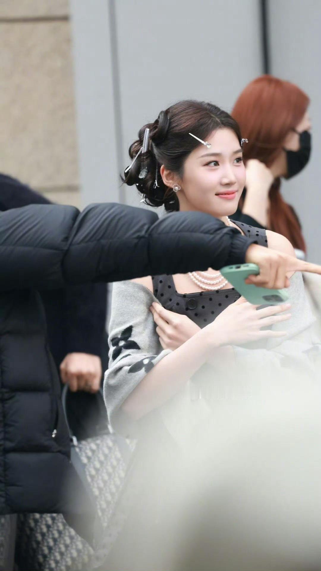 卢昱晓hi6上班造型路透卢昱晓hi6上班造型好像个沪上小公主啊，美鼠了美鼠了～