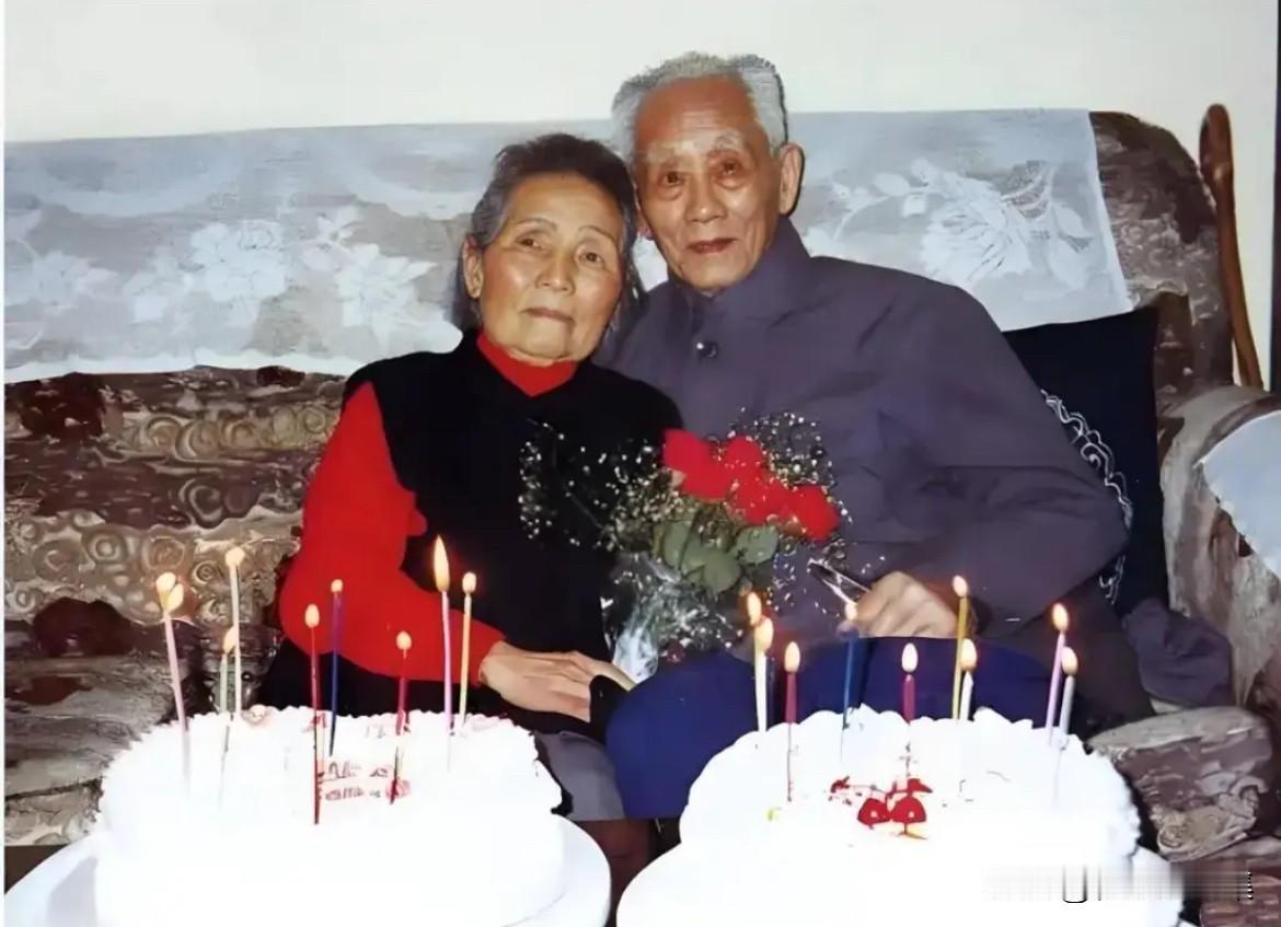 著名人民音乐家贺绿汀先生与夫人姜瑞芝过寿时的老照片。贺绿汀一生简朴，不喜铺张，曾