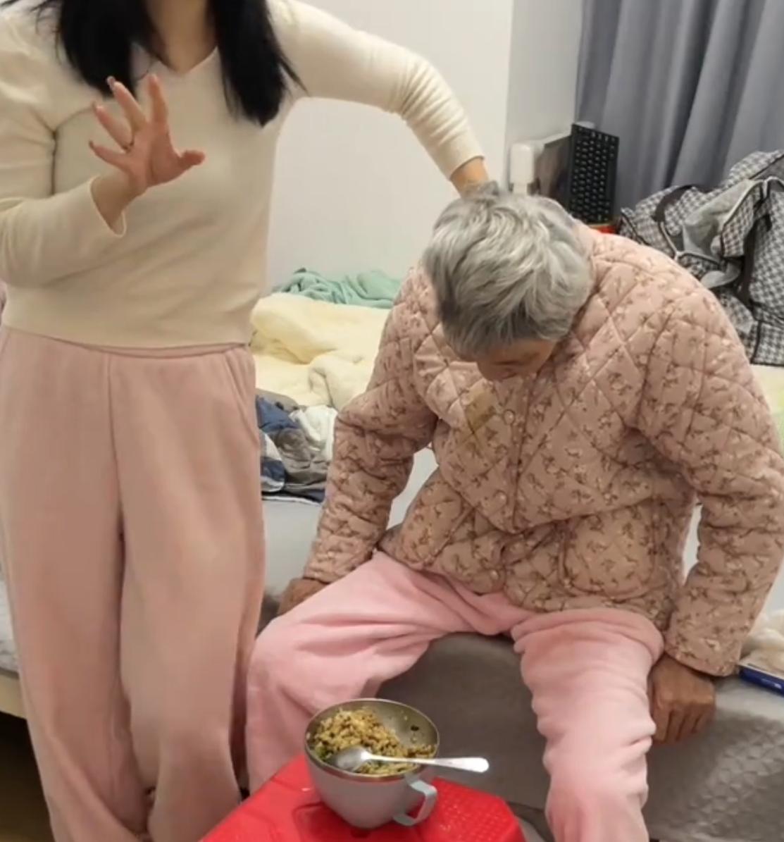 50岁，我照顾瘫痪母亲5年，才懂赡养老人最顺心的方式，从来不是亲力亲为！我今年