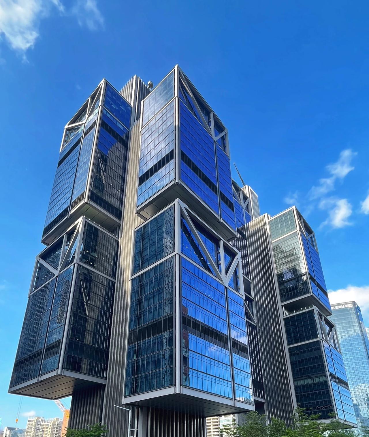 有人说江苏的GDP与广东差不多，但总税收只有广东的一半是因为靠上海近。华东总部都