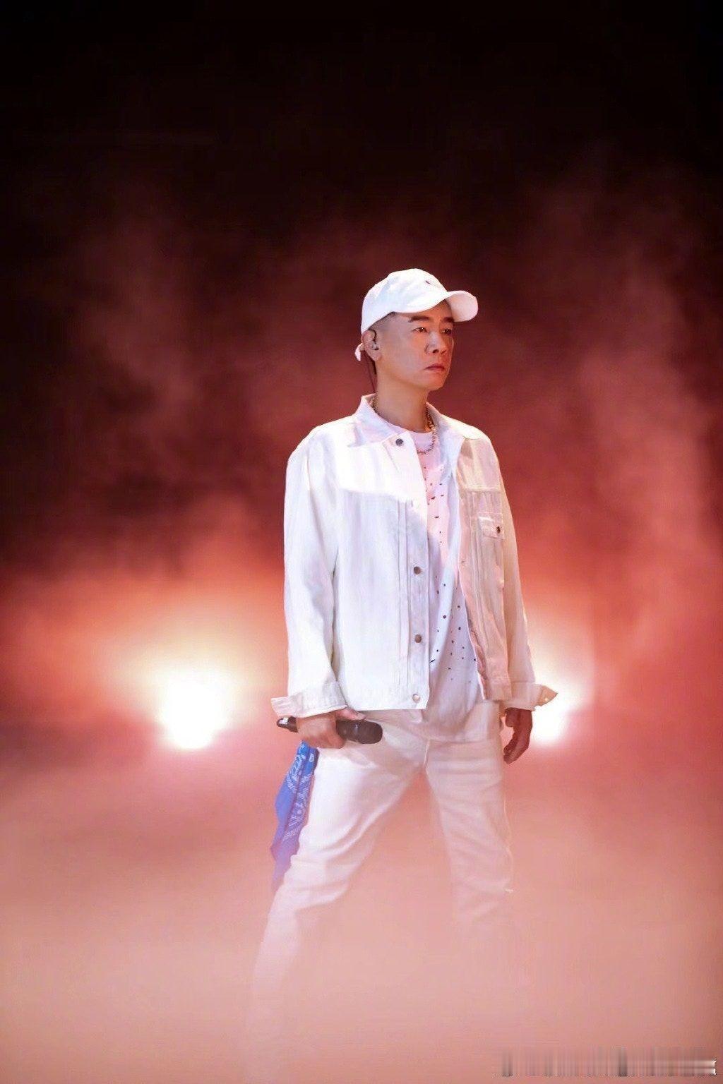 陈小春这波操作也太接地气了！直接在酒楼摆席开粉丝见面会，上百号人清一色黑衣应援，