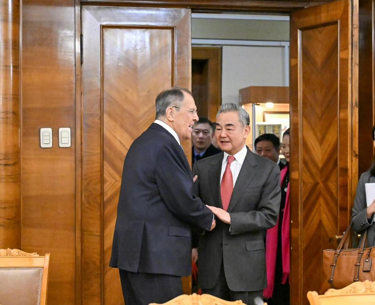 美伊翻脸后，多国高官排队访华，普京挂掉电话后安排了重要任务中国最近的“外交盛