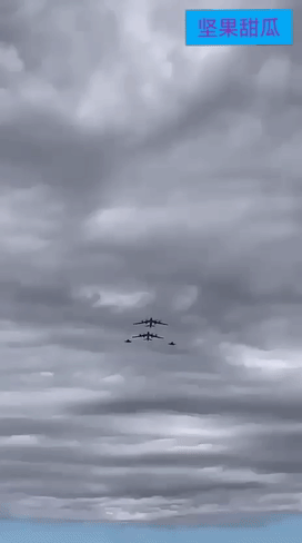 普京派遣两架可携带核弹头的图-95MS战略轰炸机，飞越挪威海，向英国北部空域进发