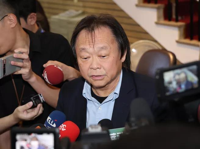两波大罢免最终以32:0惨败，绿营检讨声浪指向党团总召柯建铭，还连署要求他卸任。