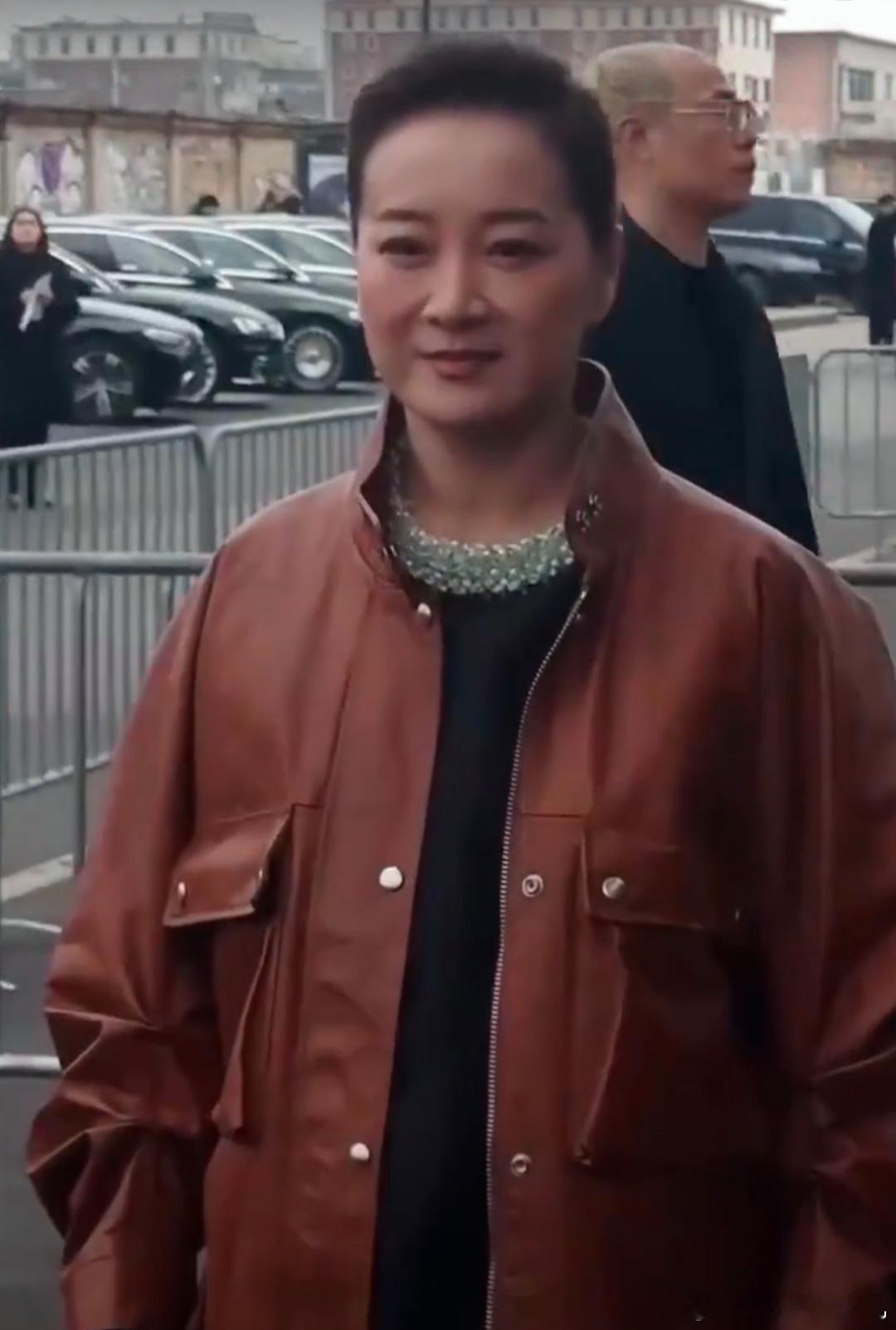 43岁贾玲现身米兰看秀，她梳了大背头，全身都是名牌货，但看起来还是好土气啊！她虽