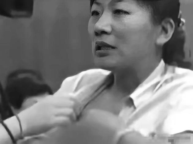 2019年，公堂之上，苏秋红刚挨完第三刀，直接扒开衣襟。满胸口的刀疤，就是她最硬