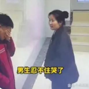 2024年河北沧州，一女老师要离职，男同学去送她，没曾想刚走出教室外，比老师还高
