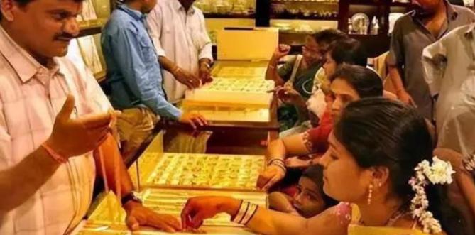 印度想把自己存在美国的黄金运回家，美国不让，可另一边，中国却用聪明的办法，把黄金