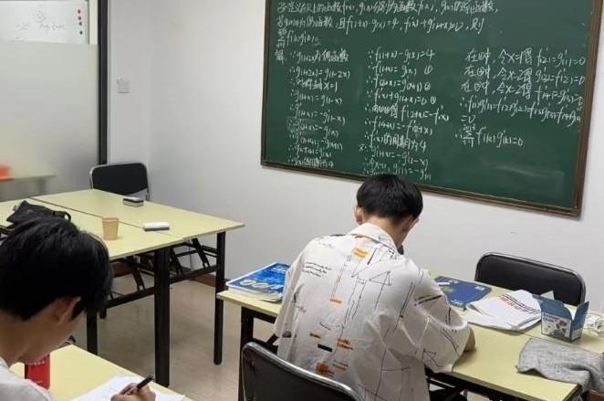 孩子一上高一，成绩哗啦一下掉下来，家长的心也跟着掉到了冰窟窿里。第一反应就是找