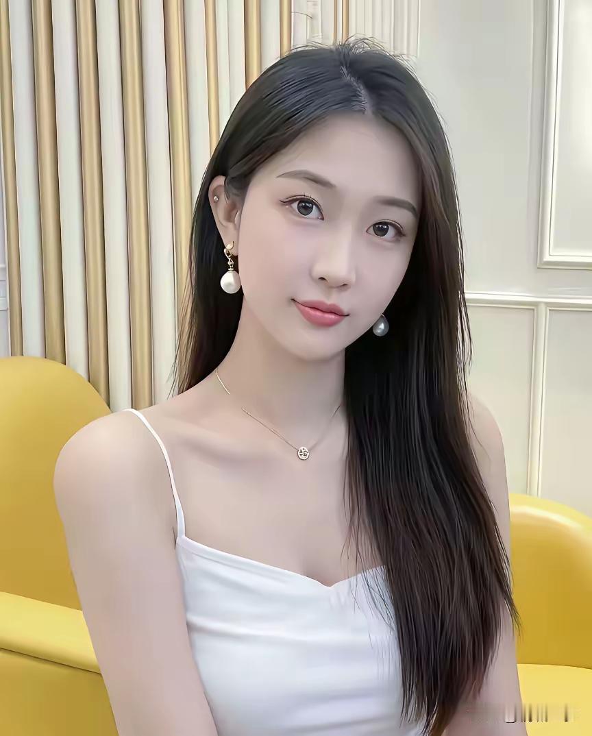 ✨今日份温柔是白色吊带给的珍珠耳环和细链项链点缀恰到好处长发披肩，在暖黄的