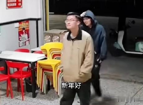 2月18日，广西玉林，两个小伙到店里吃饭，店主的小女儿对两个小伙说:“哥哥，新年