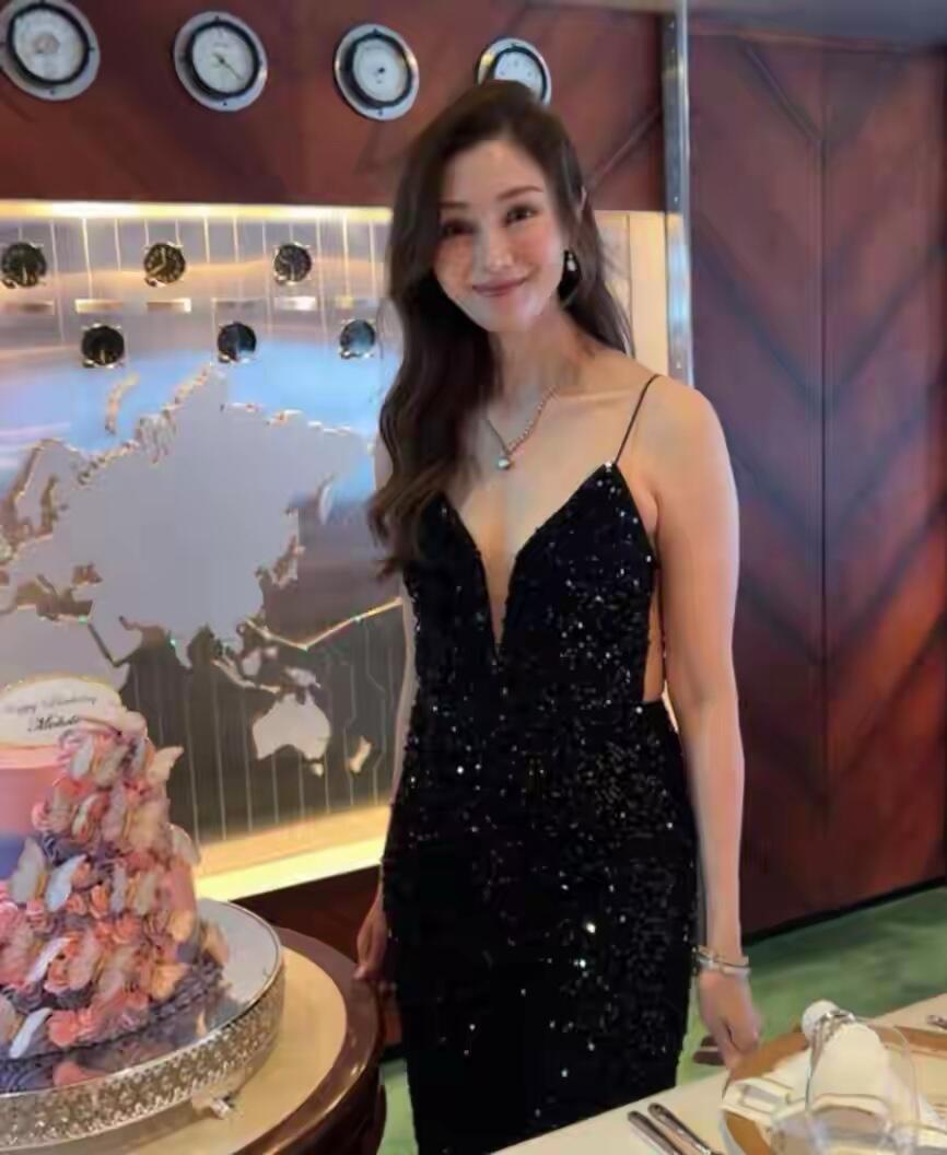 55岁李嘉欣在半岛酒店庆生，穿吊带裙身材匀称