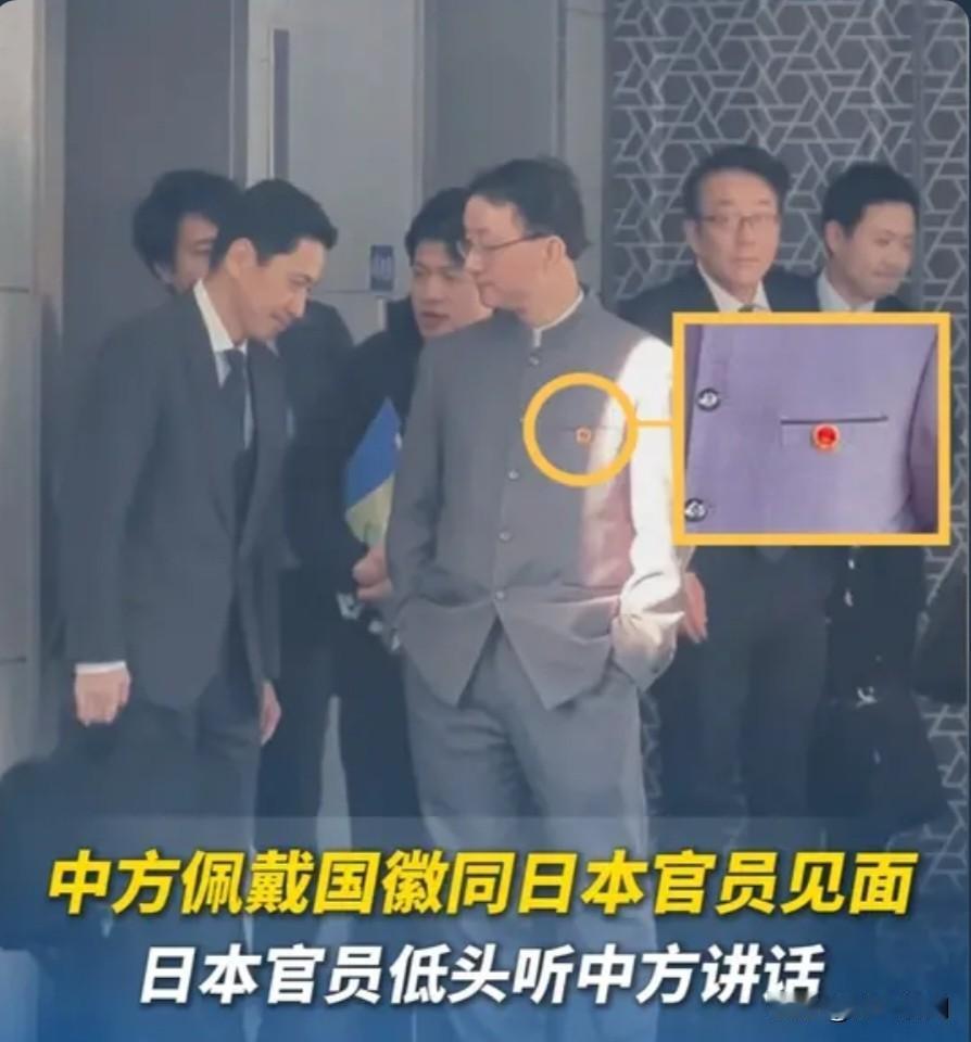 这衣服帅气，中山装+国徽，这绝对是今天最帅的中国人，不接受反驳；再来个插兜，眼神