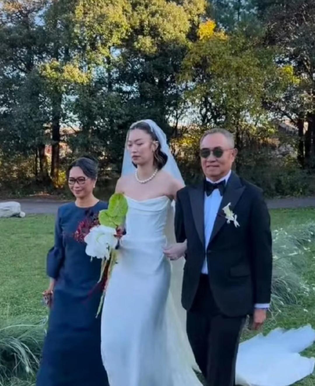 郭晶晶小叔子霍启仁在玉龙雪山完婚，妻子为泰国华裔近日，霍启仁与泰国华裔妻子在云
