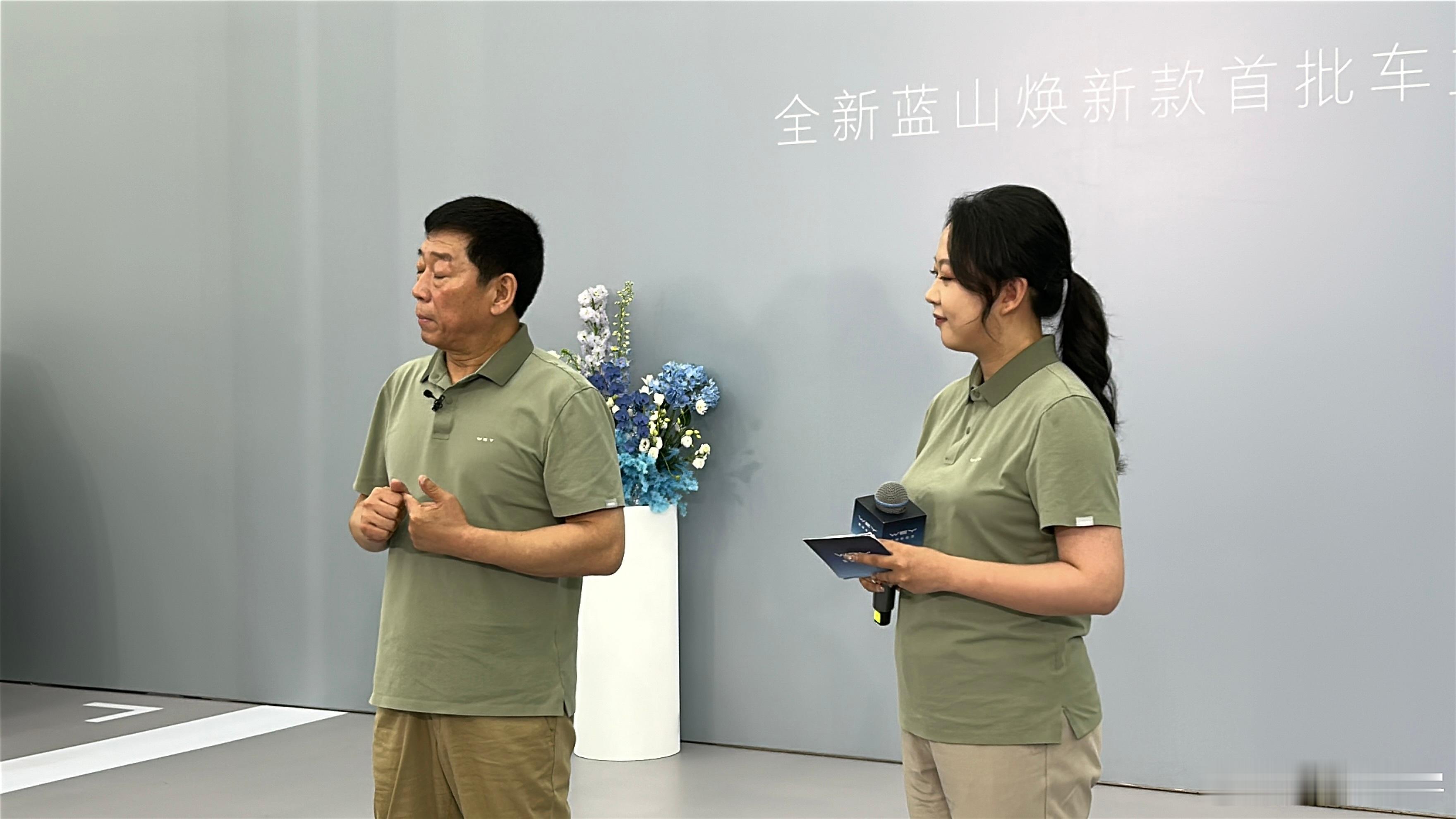 现在流行老板亲自交付，这应该是魏建军第一次为用户交车吧？3位车主，刚好是三个新的