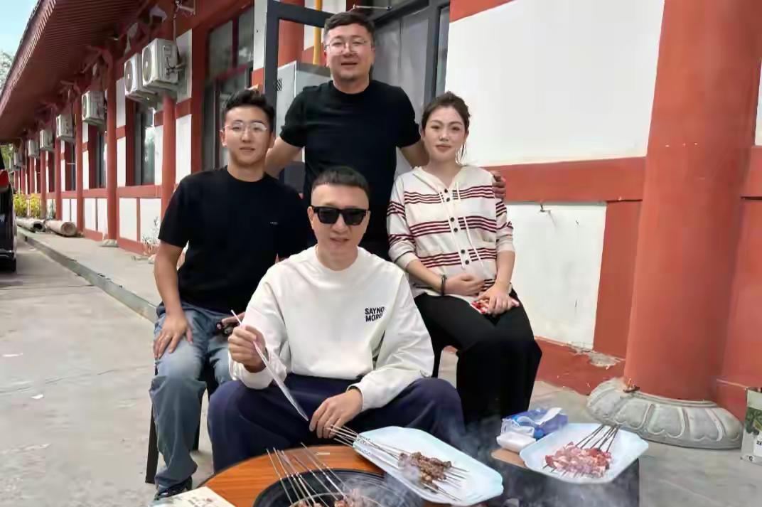 55岁孙红雷宁夏被偶遇！带老婆烤串还亲自上手，没保镖接地气！最近宁夏的网友太有