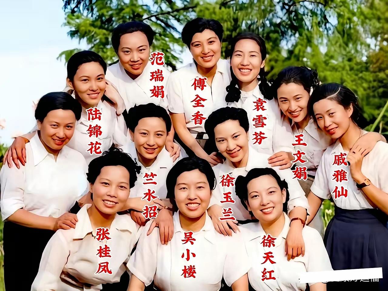 图一，是1951年，上海越剧界名伶，为抗美援朝捐献一架飞机后的合影，图二，是2