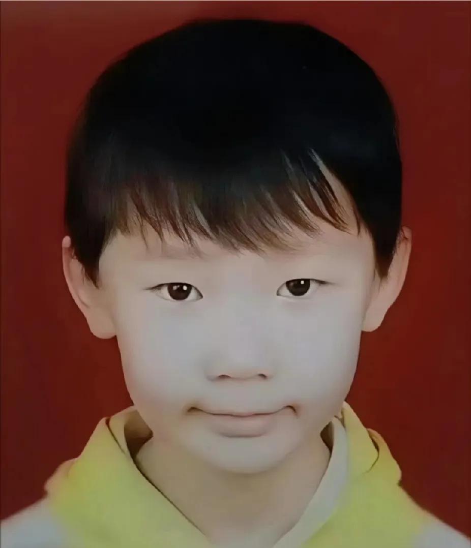 从稚气未脱的孩童，到青涩懵懂的少年，再到如今赛场上眼神坚毅、气场全开的乒乓猛将—
