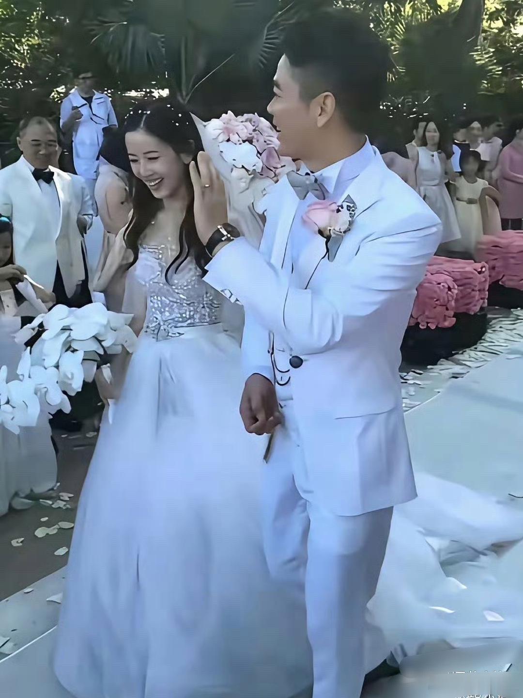 刘强东当年结婚时真的幸福满满啊！