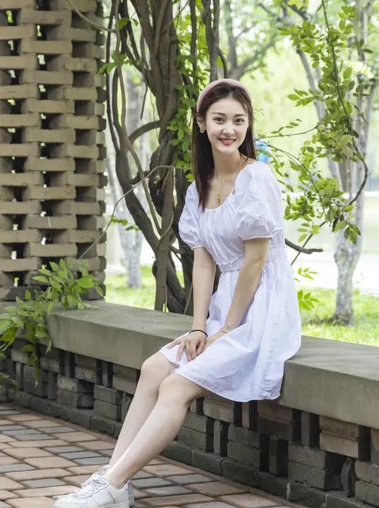 在公园里大爷邀请美女共舞，美女略显不情愿。就在这时，大爷从兜里掏出一只金手镯，在