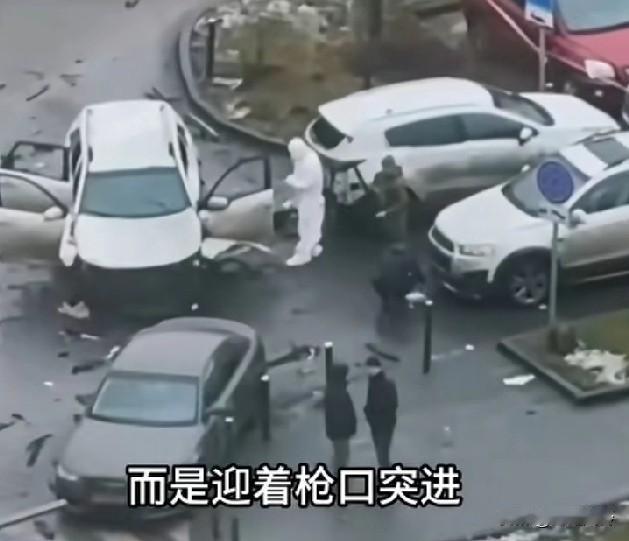 俄军中将遇刺细节曝光:60多岁阿列克谢耶夫刚出门，刺客躲在两米外埋伏。他徒手拦