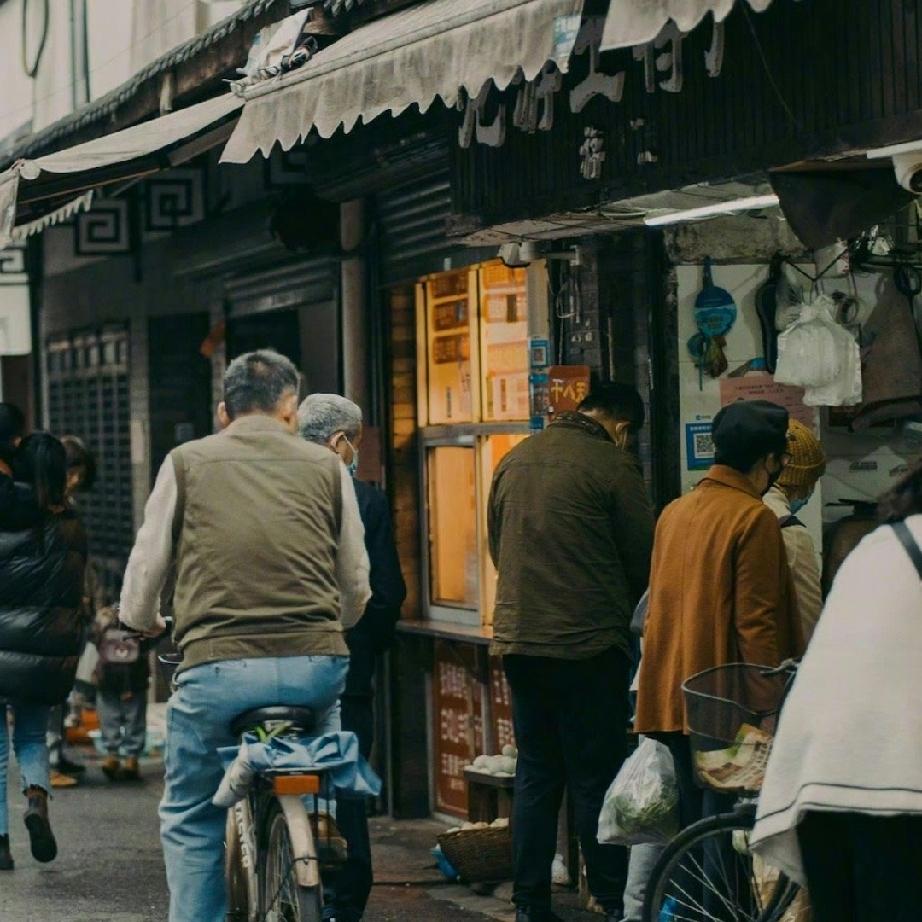 见过太多人栽跟头、吃大亏、走霉运，根源只有一个：太重人情，太信熟人。网上有